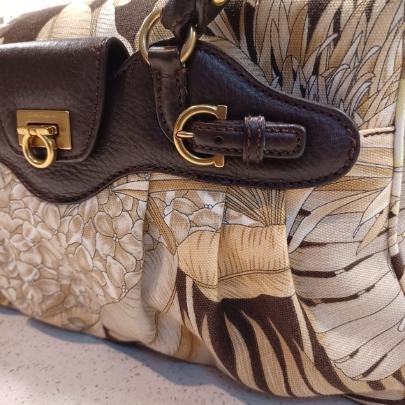 AUTH! SALVATORE FERRAGAMO Batik canvas print shoulder bag - Picture 7 of 13